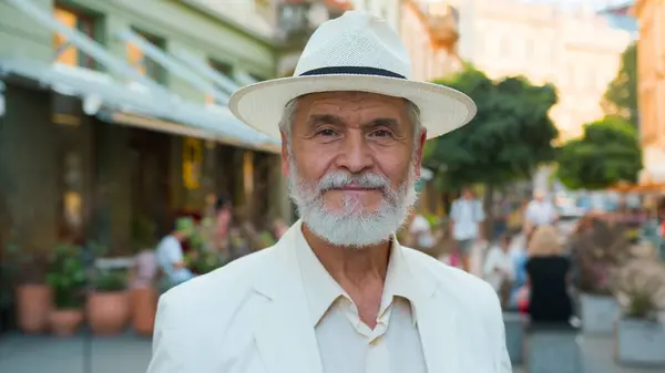 与心平气和的六十岁高龄白发苍苍的老头儿 成熟的白发苍苍的男子 优雅的退休商人 聪明的男性游客保持密切的联系 — 图库照片
