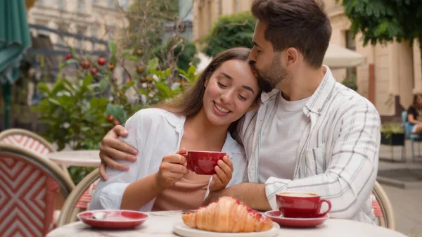 Καυκάσιος Ευτυχισμένο Ζευγάρι Αγκαλιάζει Καφέ Πίνοντας Καφέ Άντρας Γυναίκα Γλυκό — Φωτογραφία Αρχείου