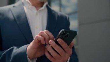 Taşımacılık, Kafkasyalı üst düzey girişimci orta yaşlı iş adamını akıllı telefon sohbeti uygulaması açık hava mobil telefon teknolojisi mesaj sırası kullanarak vurdu.