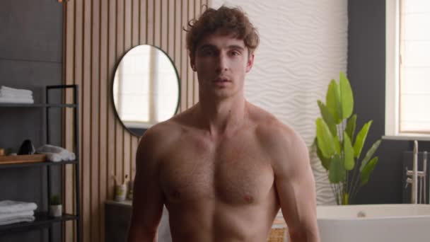 Sexy Shirtless Ajuste Caucasiano Feliz Homem Banheiro Manhã Higiene Procedimento — Vídeo de Stock