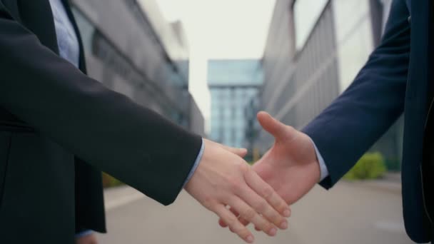 Formální Pozdrav Podnikání Handshake Město Venku Městský Úřad Budova Close — Stock video