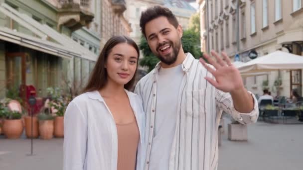 Mladý Kavkazský Evropský Šťastný Rodinný Muž Žena Usměvavý Pozdrav Reklama — Stock video
