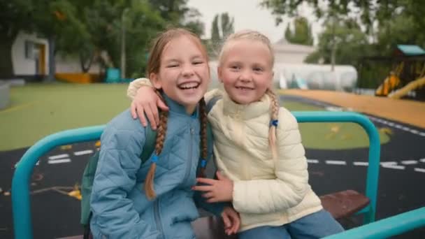 Due Bambine Amiche Sorelle Sella Altalena Sorridente Gioia Felicità Infanzia — Video Stock
