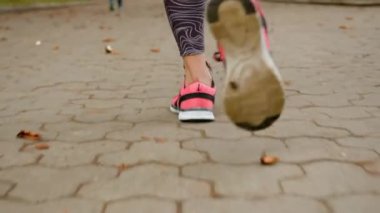 Kadın ayaklarını kapat parkta koşan ayaklar sabah sporu rutin spor yaşam tarzı tanınmayan kadın koşucu kız koşucu şehirde aktif fitness sağlıklı yaşam tarzı