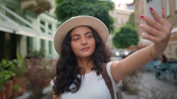 Glad Leende Indiska Arabiska Etniska Kvinna Flicka Kvinnlig Student Turist — Stockvideo