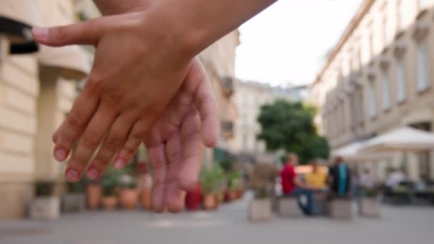 Baksidan Visa Älskare Håller Händerna Nära Glad Man Kvinna Promenader — Stockvideo
