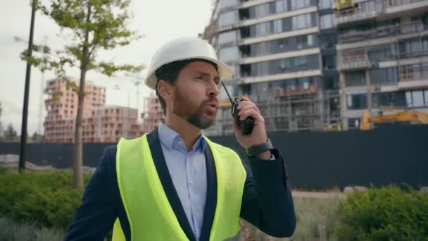 Kaukasische Bouwer Architect Ingenieur Aannemer Reparateur Buiten Stad Praten Met — Stockvideo
