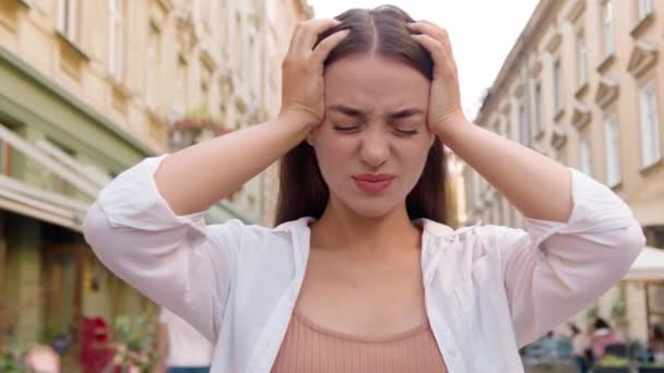Ung Kaukasisk Olycklig Kvinna Som Håller Huvudet Huvudvärk Problem Ohälsosam — Stockvideo