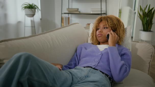 Afroamerikanerin Beendet Telefonat Traurig Verärgert Nach Gespräch Handy Weiblich Verärgert — Stockvideo