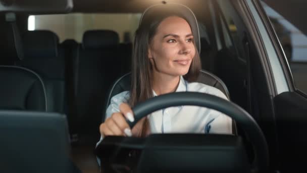 カメラ運転で幸せに車の中で車の中で車の中で座っている白人女性の女性ドライバーは 新しい自動車輸送車の笑顔ビジネスマン賃貸サービス女性の駐車場を購入を楽しんでいます — ストック動画