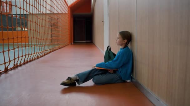 Infelice Bambina Seduta Pavimento Palestra Stanco Scuola Primaria Lezione Studentessa — Video Stock