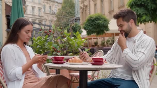Blank Paar Stad Cafe Met Behulp Van Mobiele Telefoon Sms — Stockvideo