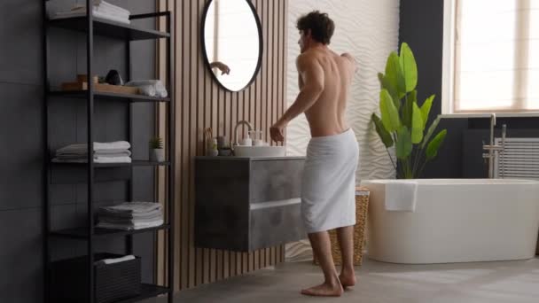 Kafkasyalı Çıplak Mutlu Neşeli Neşeli Çıplak Çıplak Üstsüz Banyoda Kalçasında — Stok video