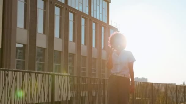 Жіноча Афроамериканська Дівчина Місті Бізнес Леді Розмовляє Мобільним Телефоном Прогулянка — стокове відео