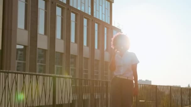 Mujer Afroamericana Chica Ciudad Mujer Negocios Hablando Teléfono Móvil Caminar — Vídeo de stock