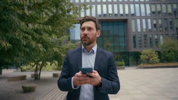 스마트폰 성공적인 사업가 커뮤니케이션 온라인 야외를 산책에서 사업가 코카서스 — 비디오