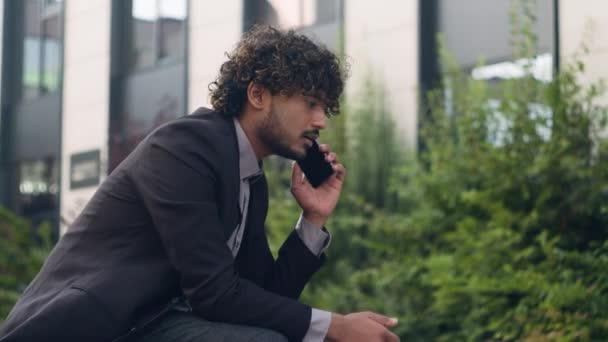 사업가 아라비아 사업가 고용주 기업가 매니저 말하는 스마트 대화를 — 비디오