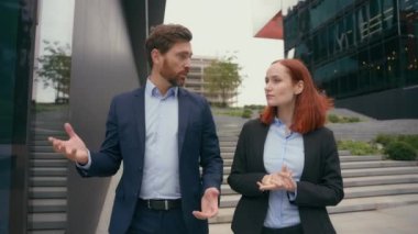 Kafkasyalı orta yaşlı iş kadını ve yetişkin kadın iş arkadaşları iş ortakları resmi iletişim projeleri hakkında konuşuyor şehir merkezindeki şirket konuşmalarında iş arkadaşları