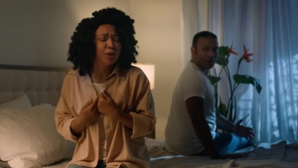 カップル 家族関係の問題 紛争誤解 アフリカ系アメリカ人女性 ガールフレンド 怒っている 怒っている ボーイフレンド ベッドに座って 叫ぶ叫び声 — ストック動画