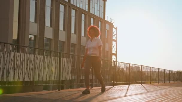 Weibliche Silhouette Sonnenschein Stadt Freien Urban Glücklich Unbeschwerte Gewinnerin Afroamerikanerin — Stockvideo