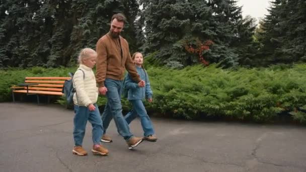 Vater Und Töchter Gehen Nach Dem Unterricht Auf Der Straße — Stockvideo