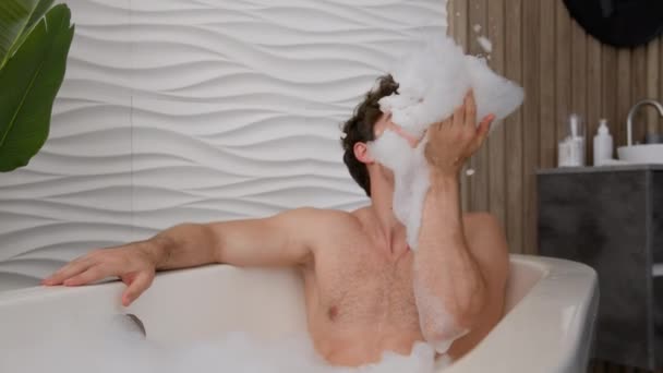 Kaukaski Szczęśliwy Człowiek Kąpieli Mycie Relaks Kąpieli Cieszyć Się Kąpiel — Wideo stockowe