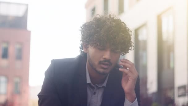 Dårlig Følelse Stressende Forretningsmand Indisk Arbejdsgiver Arabisk Forretningsmand Iværksætter Føler – Stock-video