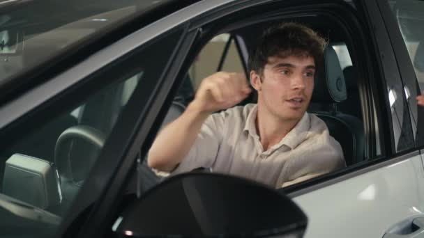 Щасливий Усміхнений Клієнт Кавказький Бізнесмен Сидить Всередині Нового Автомобіля Посміхається — стокове відео