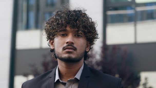 Portret Przystojnego Młodego Indyjskiego Arabskiego Biznesmena Stojącego Świeżym Powietrzu Zewnątrz — Wideo stockowe