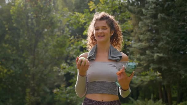 Αθλητισμός Κορίτσι Απολαμβάνουν Διατροφή Φρούτα Φρούτα Στο Πάρκο Της Πόλης — Αρχείο Βίντεο