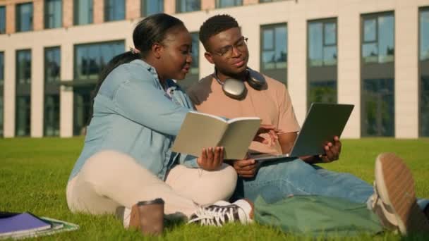 Afro Amerikaanse Jonge Mannelijke Vrouwelijke Studenten Vrienden Leerlingen Zitten Groen — Stockvideo