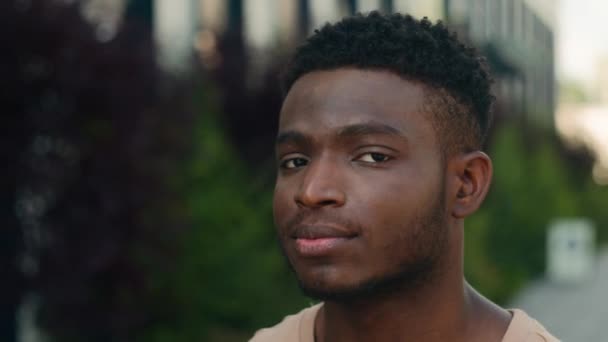 Kapalı Erkek Yüz Ifadesi Mutluluk Portresi Afrikalı Amerikalı Mutlu Gülen — Stok video