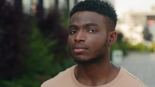 Κοντινό Πλάνο Κατάπληκτος Θαύμα Αρσενικό Πρόσωπο Αφροαμερικανός Άνθρωπος Biracial Σοκαρισμένος — Αρχείο Βίντεο