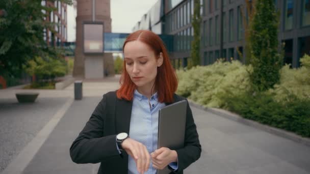 Kaukaska Bizneswoman Czeka Spotkanie Sprawdzić Czas Patrząc Zegarek Nadgarstek Kobieta — Wideo stockowe