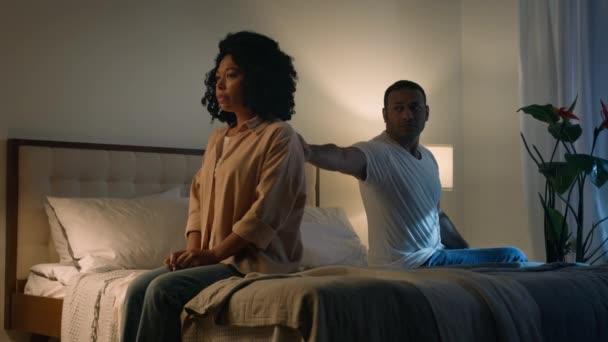 Paar Familienbeziehungsproblem Konflikt Missverständnis Streit Vermeiden Getrennt Afroamerikanerin Frau Traurig — Stockvideo