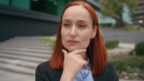 Portræt Omhyggelig Tænkning Alvorlig Kaukasiske Ingefær Hår Business Kvinde Byen – Stock-video