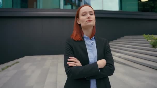 Portre Güçlü Bir Duruş Sergiliyor Kendine Güvenen Kızıl Saçlı Ciddi — Stok video