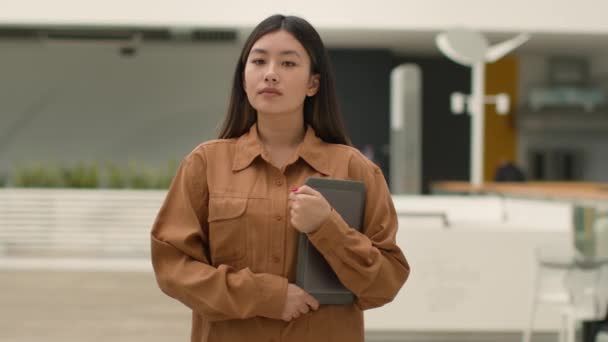 Confiado Asiático Étnica Empresaria Retrato Serio Chino Coreano Chica Diseñadora — Vídeos de Stock