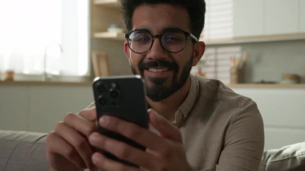 Gülümseyen Arap Asıllı Hintli Etnik Adam Erkek Kullanıcı Serbest Çalışan — Stok video