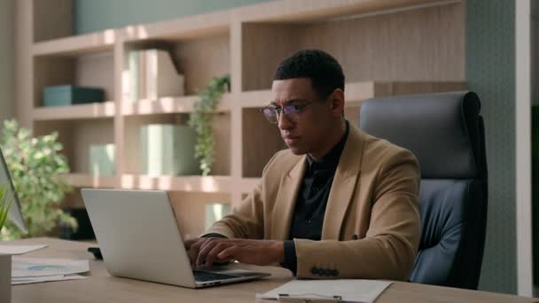 Afroamerykanin Etniczny Człowiek Poważny Biznesmen Pracuje Online Laptopie Biurze Niezadowolony — Wideo stockowe