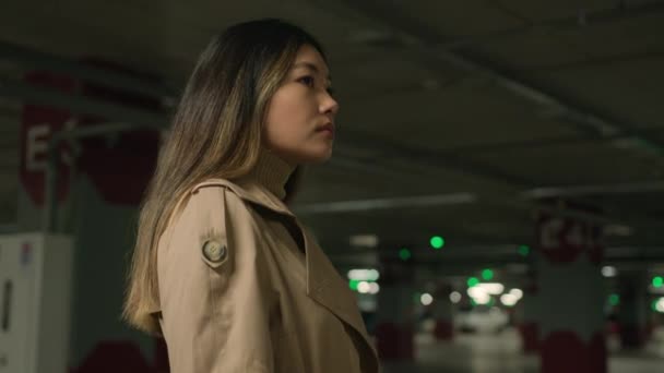 移動ショット女性の肖像画自信を持ってアジアの女性ビジネスマンドライバーエンジニア建築家ペネティブ民族韓国語日本語単独女性クライアント駐車場でタクシーを待つ — ストック動画