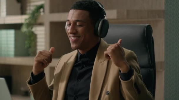 Kaygısız Neşeli Afro Amerikan Mutlu Adamı Kulaklıkla Müzik Dinliyor Yerinde — Stok video