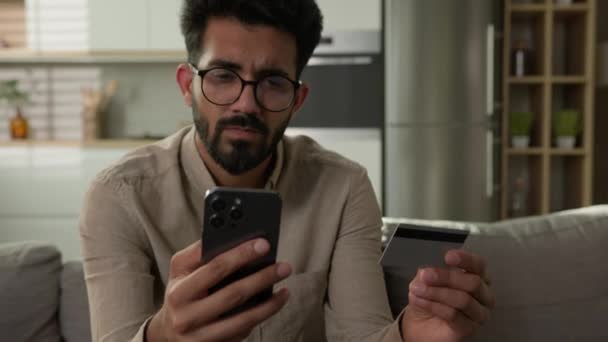 Stresli Arap Hindistanlı Adam Üzgün Erkek Kart Sahibinin Cep Telefonuyla — Stok video