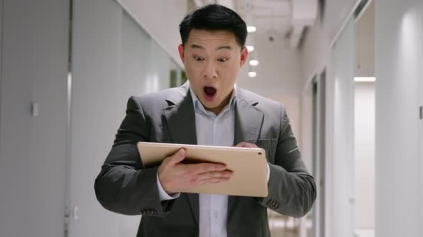 Glad Upphetsad Medelålders Asiatisk Affärsman Kinesisk Koreansk Japansk Man Med — Stockvideo