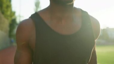 Odaklanmış Afro-Amerikan erkek sporcu sporcu sporcu sporcu koşucu güneş ışığında stadyumda koşan sabah aktivitesi koşan kardiyo fitness antrenmanı yapan güneşli şehirde sağlıklı yaşam tarzını sürdüren sporcu.
