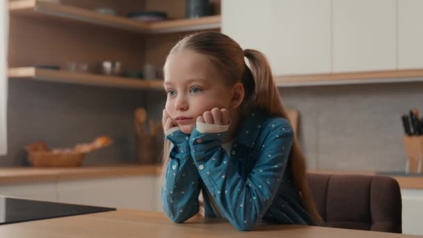Bewegende Kamera Traurig Wenig Beleidigt Kaukasischen Kind Mädchen Der Küche — Stockvideo