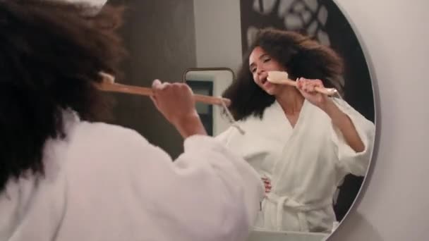 Glad Aktiv Sång Afroamerikansk Kvinna Sjunga Pensel Som Mikrofon Badrummet — Stockvideo