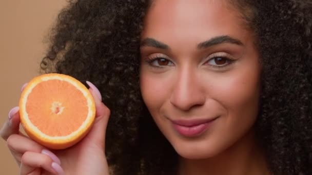 Усміхнена Етнічна Модель Дівчина Афроамериканка Тримає Половину Здорових Апельсинових Фруктів — стокове відео