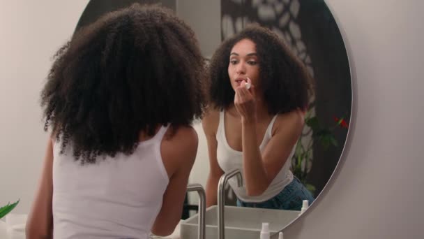 Νεαρή Αφρο Αμερικανίδα Γυναίκα Κορίτσι Προετοιμασία Πρωί Ομορφιά Ρουτίνα Μακιγιάζ — Αρχείο Βίντεο