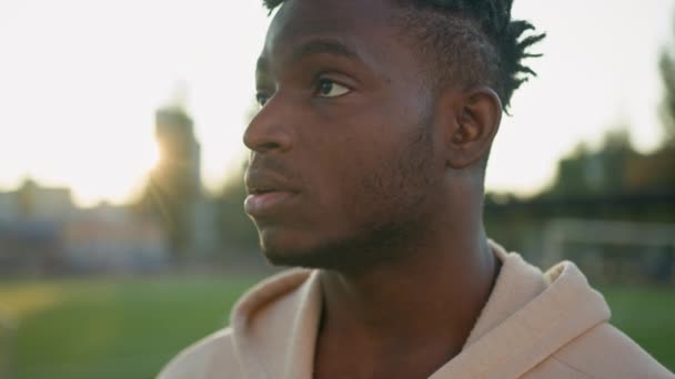 Açık Hava Portresi Afro Amerikalı Yaşlardaki Genç Erkek Güneş Işınları — Stok video